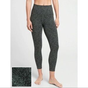 Athleta salutation stash pocket II 7/8 tight
